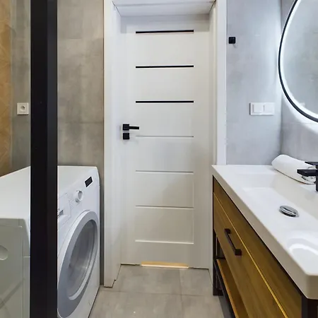 Modern And Comfortable With Smart Tvs Near Pge By Renters وارسو