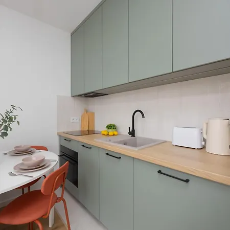 Daire Modern And Comfortable Studios With Smart Tvs Near Pge By Noclegi Renters Varşova