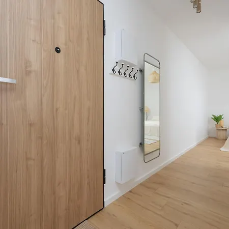 Modern And Comfortable With Smart Tvs Near Pge By Renters وارسو