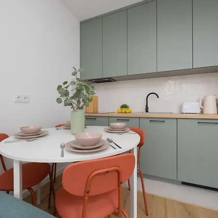 Modern And Comfortable With Smart Tvs Near Pge By Renters شقة وارسو
