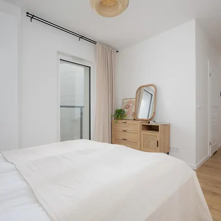 Modern And Comfortable With Smart Tvs Near Pge By Renters وارسو